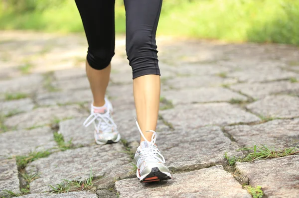 Atleta corredor corriendo en el parque tropical — Foto de Stock