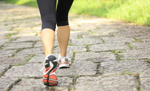 Atleta corredor corriendo en el parque tropical — Foto de Stock