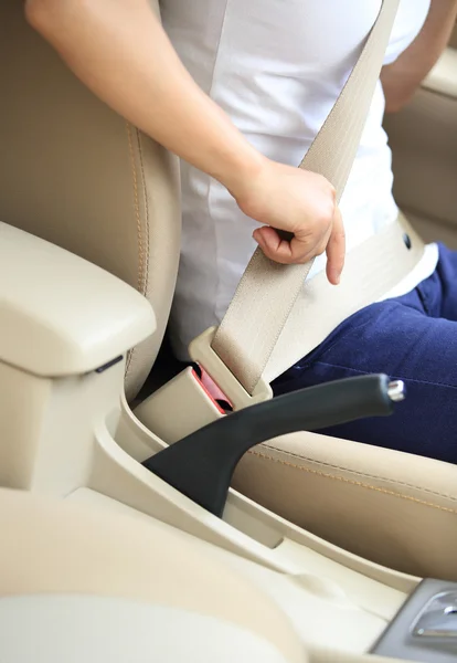 Woman driver buckle up — Stock Photo, Image