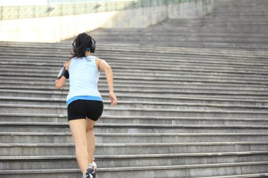 müzik merdiven üzerinde çalışan runner atlet