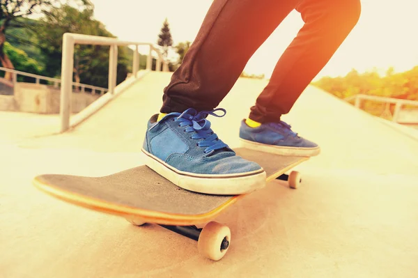 Skateboarding woman — Stock Photo, Image