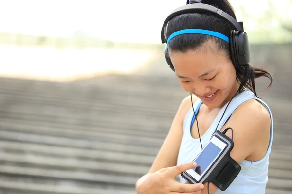 Atleta corredor escuchando música en auriculares —  Fotos de Stock