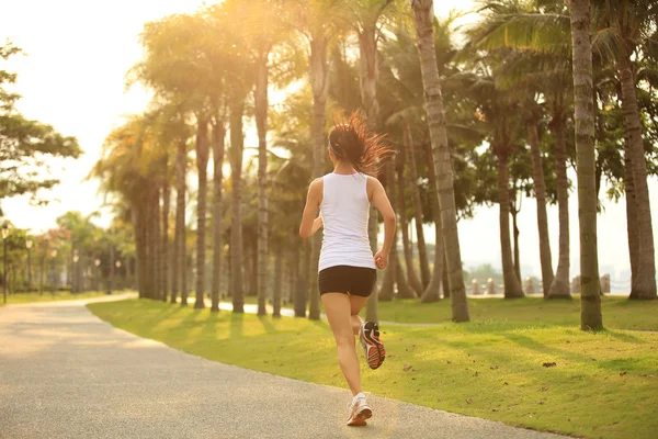 Atleta corredor corriendo en el parque tropical — Foto de Stock