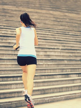 müzik merdiven üzerinde çalışan runner atlet