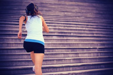 müzik merdiven üzerinde çalışan runner atlet