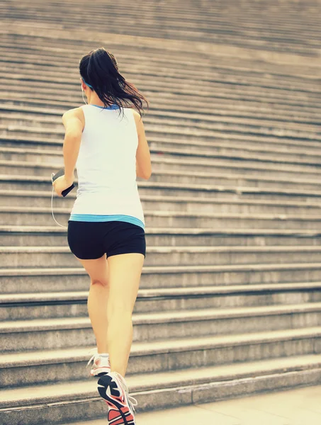 Biegacz lekkoatletka uruchomiony na schodach, słuchanie muzyki — Zdjęcie stockowe