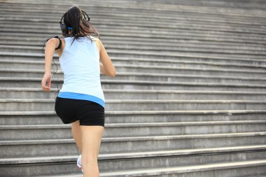 müzik merdiven üzerinde çalışan runner atlet