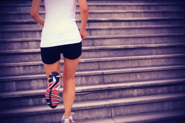 müzik merdiven üzerinde çalışan runner atlet