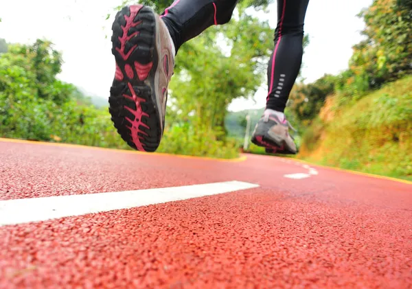 Läuferin läuft auf Trail. — Stockfoto