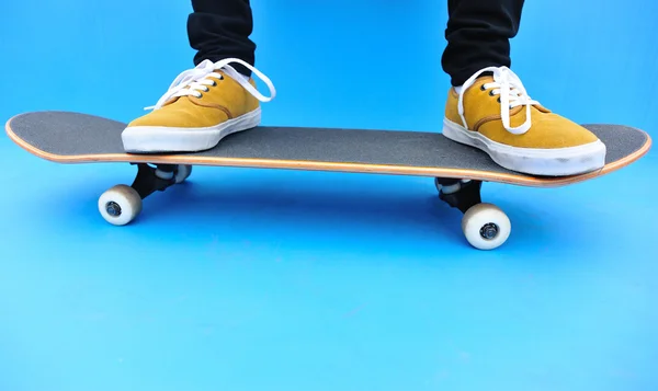 Mujer skater sentarse descanso — Foto de Stock