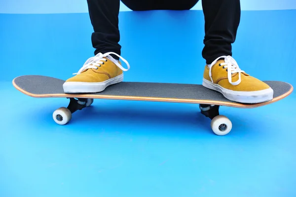 Skateboarderin setzt sich zur Ruhe — Stockfoto