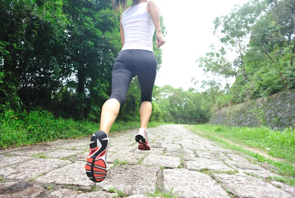 Atleta corredor corriendo en el parque tropical —  Fotos de Stock