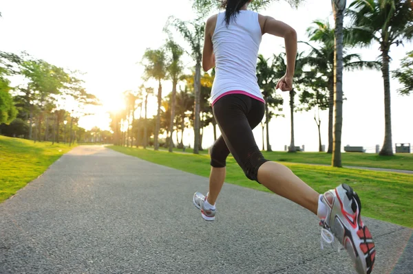 Runner atleet draait op tropische park — Stockfoto