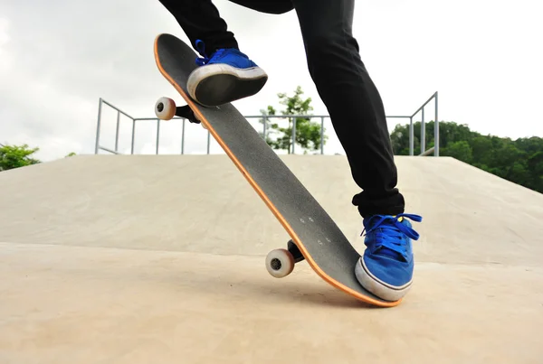 Skateboarder jambes saut — Photo