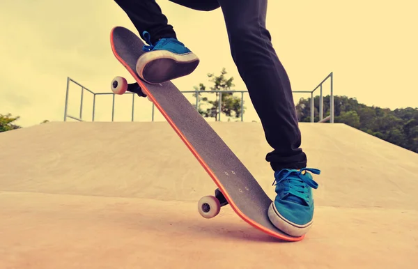 Skateboarder pernas salto — Fotografia de Stock