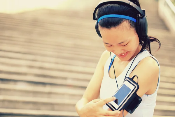 Atleta corredor ouvindo música em fones de ouvido — Fotografia de Stock