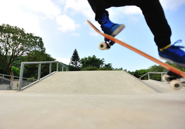 Skateboarden op skatepark — Stockfoto