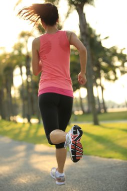 tropikal Parkı'nda çalışan runner atlet.