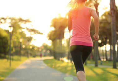 tropikal Parkı'nda çalışan runner atlet.