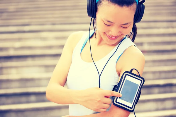 Atleta corredor escuchando música en auriculares —  Fotos de Stock