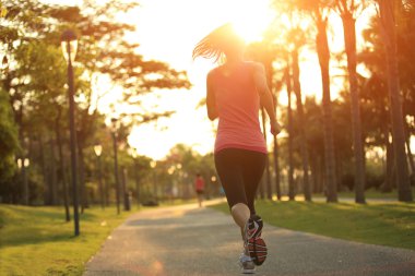 tropikal Parkı'nda çalışan runner atlet.