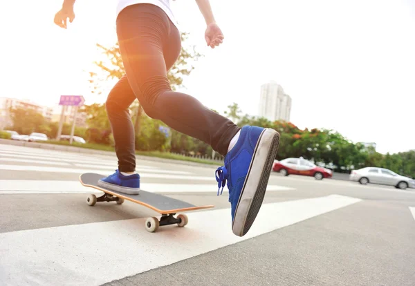 Speeding skateboarding woman — Stock Photo, Image