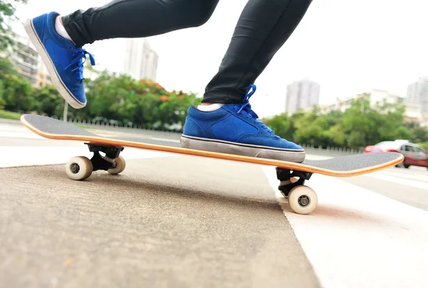 Velocidade skate mulher — Fotografia de Stock