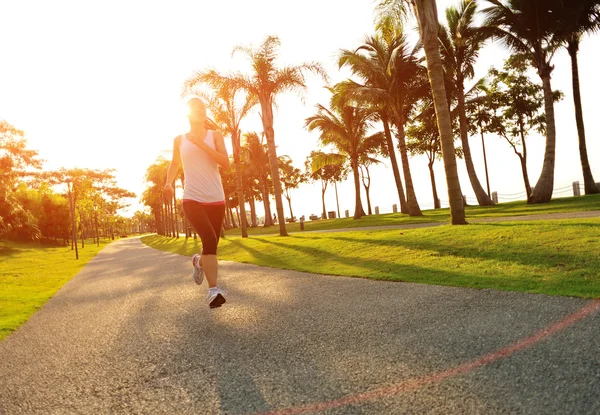 Atleta corredor correndo no parque tropical . — Fotografia de Stock