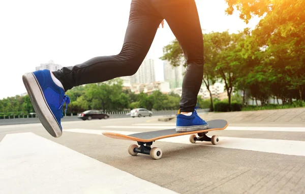 Excès de vitesse skateboard femme — Photo