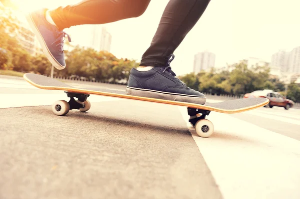 Επιτάχυνση skateboarding γυναίκα — Φωτογραφία Αρχείου