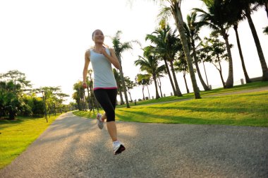 tropikal park iz üzerinde çalışan runner atlet