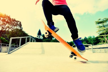 skatepark'ta kaykay yapmak