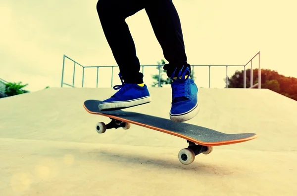 Skate no parque de skate — Fotografia de Stock