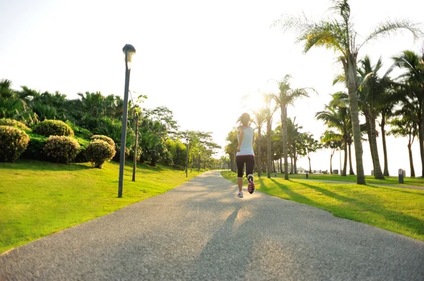 Biegacz lekkoatletka uruchomiony na tropikalnym parku szlak — Zdjęcie stockowe