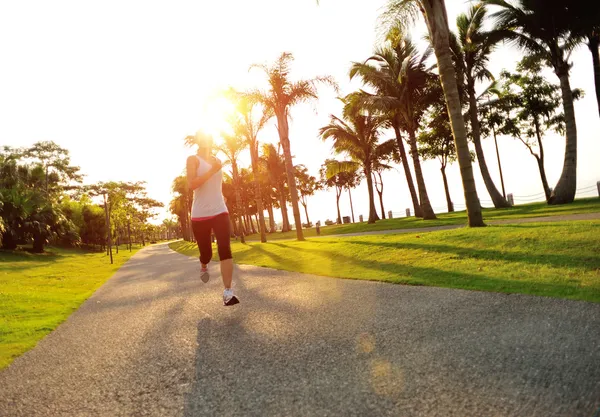 Corredor atleta corriendo en pista de parque tropical — Foto de Stock