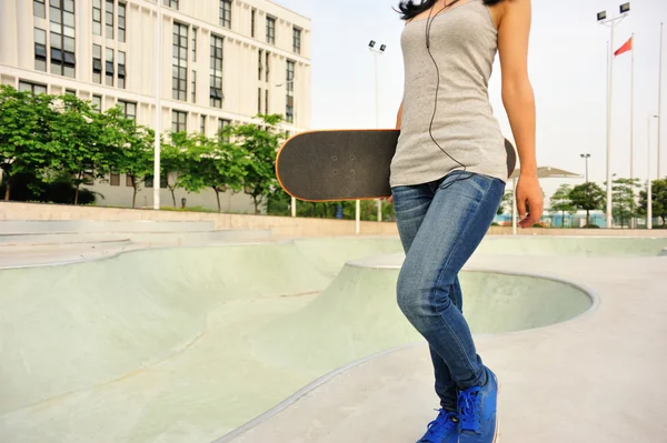 Skateboarder allo skatepark — Foto Stock