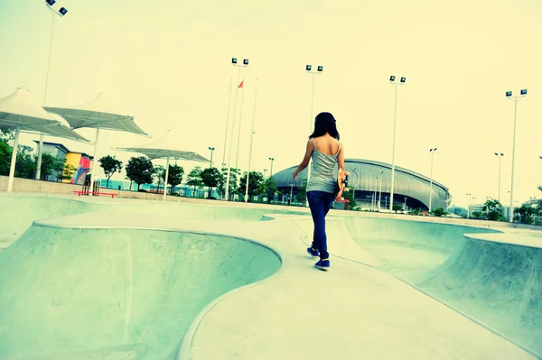 Gördeszkás: skatepark — Stock Fotó