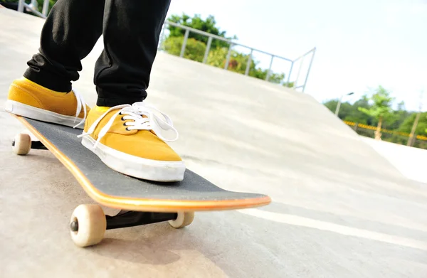 Skatepark'ta kaykay yapmak — Stok fotoğraf