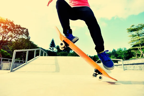 Skateboarding v skateparku — Stock fotografie