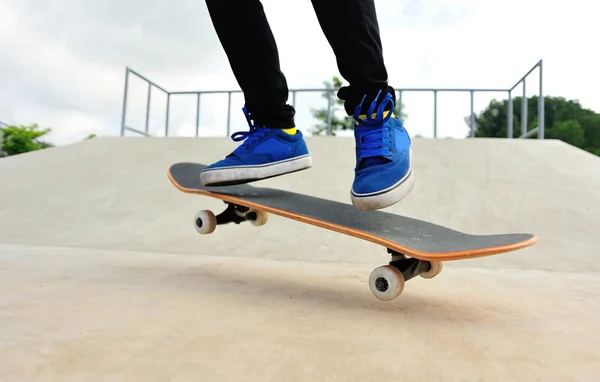 Skatepark'ta kaykay yapmak — Stok fotoğraf