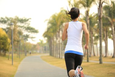 tropikal park trai üzerinde çalışan runner atlet