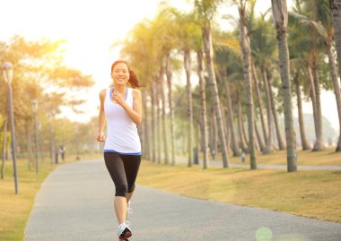 tropikal park trai üzerinde çalışan runner atlet