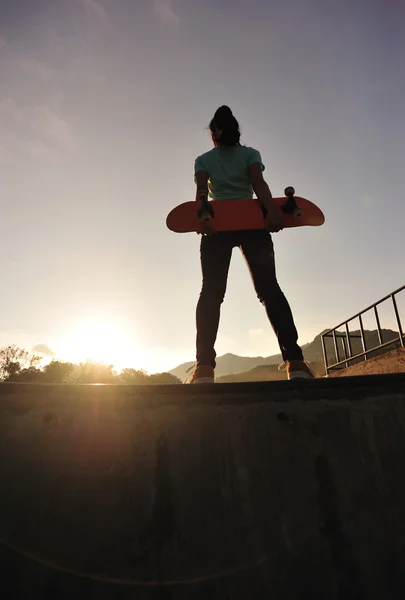 Vrouw skateboarder — Stockfoto