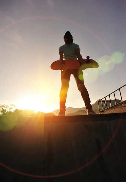 Donna skateboarder — Foto Stock