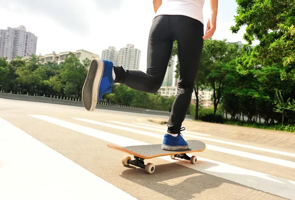 Skateboardfahrerin — Stockfoto