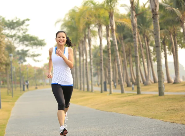 Жінка спортсменка біжить в парку — стокове фото