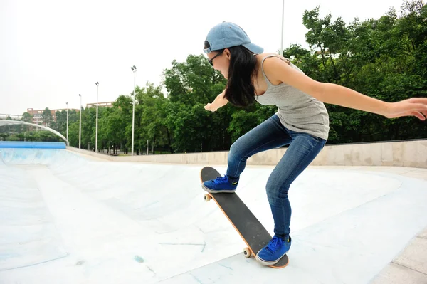 Γυναίκα skateboarding — Φωτογραφία Αρχείου