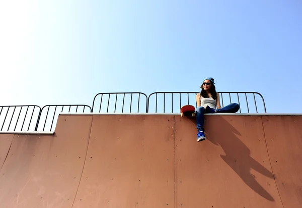 Femme skateboarder — Photo