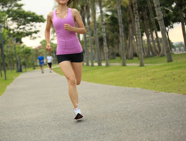 Žena atlet běh v parku — Stock fotografie