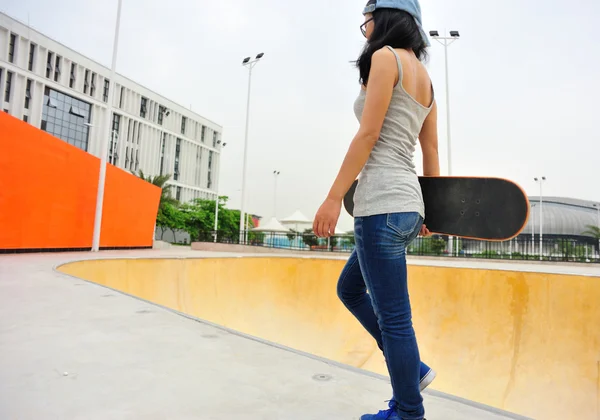 Skateboarder au skatepark — Photo